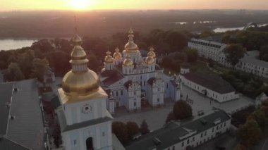 Ukrayna, Kyiv 'deki Aziz Michaels Altın Kubbe Manastırı. Hava görünümü