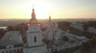 Ukrayna, Kyiv 'deki Aziz Michaels Altın Kubbe Manastırı. Hava görünümü