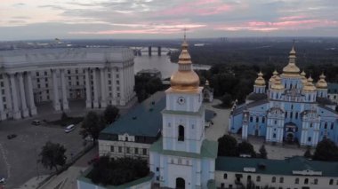 Ukrayna, Kyiv 'deki Aziz Michaels Altın Kubbe Manastırı. Hava görünümü