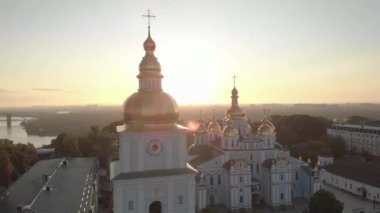 Ukrayna, Kyiv 'deki Aziz Michaels Altın Kubbe Manastırı. Hava görünümü