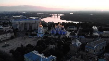 Ukrayna, Kyiv 'deki Aziz Michaels Altın Kubbe Manastırı. Hava görünümü