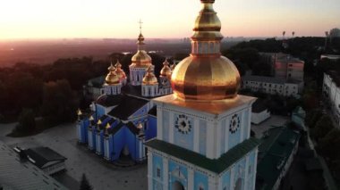 Ukrayna, Kyiv 'deki Aziz Michaels Altın Kubbe Manastırı. Hava görünümü