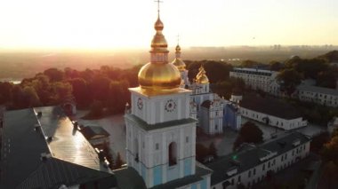 Ukrayna, Kyiv 'deki Aziz Michaels Altın Kubbe Manastırı. Hava görünümü