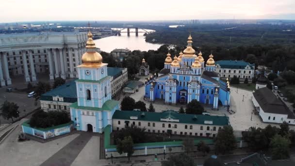 Monasterio de la Cúpula Dorada de San Miguel en Kiev, Ucrania. Vista aérea — Vídeos de Stock