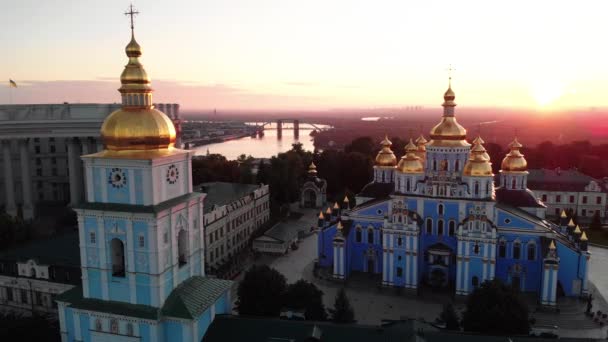 우크라이나의 키예프에 있는 성 미카엘 황금 돔 수도원이다. 공중에서 본 광경 — 비디오