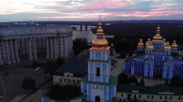 Свято-Михайловский золотистый монастырь в Киеве, Украина. Вид с воздуха — стоковое видео