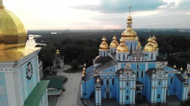 Ukrayna, Kyiv 'deki Aziz Michaels Altın Kubbe Manastırı. Hava görünümü