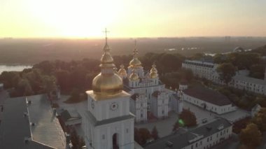 Ukrayna, Kyiv 'deki Aziz Michaels Altın Kubbe Manastırı. Hava görünümü