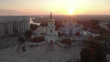 Ukrayna, Kyiv 'deki Aziz Michaels Altın Kubbe Manastırı. Hava görünümü