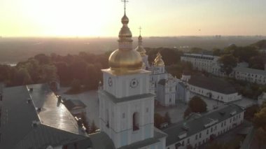Ukrayna, Kyiv 'deki Aziz Michaels Altın Kubbe Manastırı. Hava görünümü