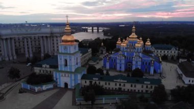 Ukrayna, Kyiv 'deki Aziz Michaels Altın Kubbe Manastırı. Hava görünümü