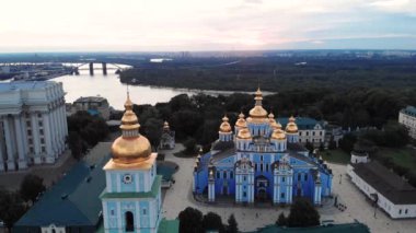 Ukrayna, Kyiv 'deki Aziz Michaels Altın Kubbe Manastırı. Hava görünümü