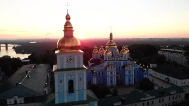 Ukrayna, Kyiv 'deki Aziz Michaels Altın Kubbe Manastırı. Hava görünümü