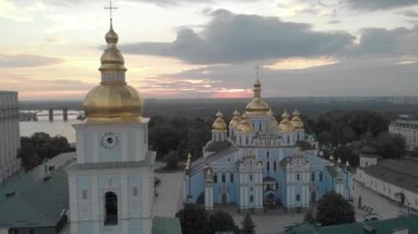 Ukrayna, Kyiv 'deki Aziz Michaels Altın Kubbe Manastırı. Hava görünümü