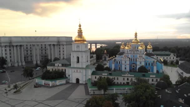 कीव, यूक्रेन में सेंट माइकल्स गोल्डन-डोमेड मठ। हवाई दृश्य — स्टॉक वीडियो