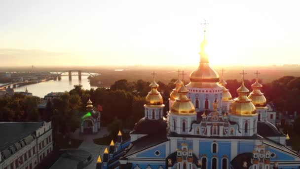 St. Michaels Golden-Domed Monastery em Kiev, Ucrânia. Vista aérea — Vídeo de Stock