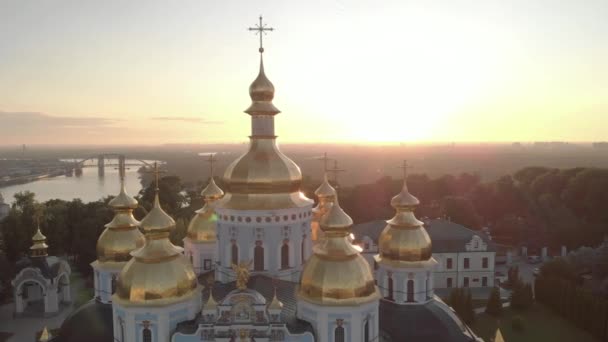 Ukrayna, Kyiv 'deki Aziz Michaels Altın Kubbe Manastırı. Hava görünümü — Stok video