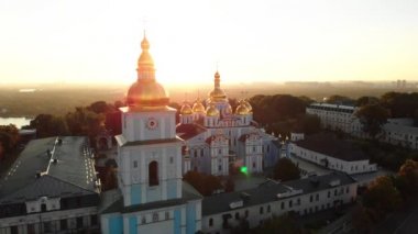 Ukrayna, Kyiv 'deki Aziz Michaels Altın Kubbe Manastırı. Hava görünümü