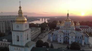 Ukrayna, Kyiv 'deki Aziz Michaels Altın Kubbe Manastırı. Hava görünümü