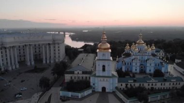 Ukrayna, Kyiv 'deki Aziz Michaels Altın Kubbe Manastırı. Hava görünümü