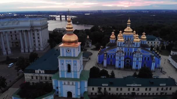 St. Michaels Golden-Domed klášter v Kyjevě, Ukrajina. Letecký pohled — Stock video