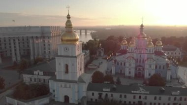 Ukrayna, Kyiv 'deki Aziz Michaels Altın Kubbe Manastırı. Hava görünümü