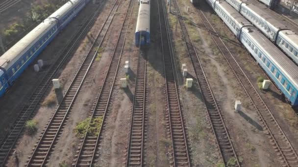 Vlaky v železničním depu. Kyjev. Ukrajina. Letecký pohled — Stock video