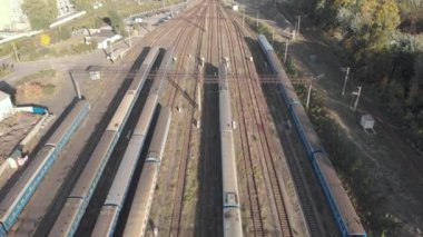 Tren istasyonunda trenler. Kyiv. Ukrayna. Hava görünümü