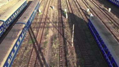 Tren istasyonunda trenler. Kyiv. Ukrayna. Hava görünümü