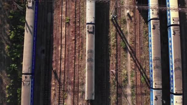 Trenes en un depósito ferroviario. Kiev. Ucrania. Vista aérea — Vídeos de Stock