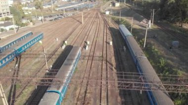 Tren istasyonunda trenler. Kyiv. Ukrayna. Hava görünümü