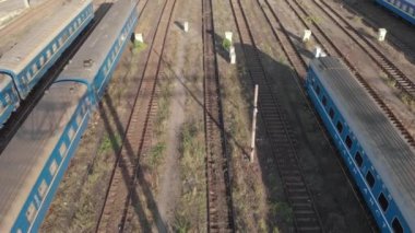 Tren istasyonunda trenler. Kyiv. Ukrayna. Hava görünümü