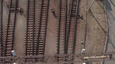 Raylı boş demiryolu rayları. Kyiv. Ukrayna. Hava görünümü