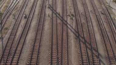 Raylı boş demiryolu rayları. Kyiv. Ukrayna. Hava görünümü