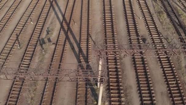 Carriles de ferrocarril vacíos con rieles. Kiev. Ucrania. Vista aérea — Vídeo de stock