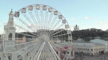 Ukrayna, Kyiv 'de dönme dolap. Hava görünümü