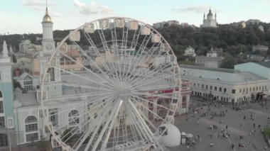 Ukrayna, Kyiv 'de dönme dolap. Hava görünümü