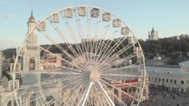 Ukrayna, Kyiv 'de dönme dolap. Hava görünümü
