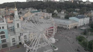 Ukrayna, Kyiv 'de dönme dolap. Hava görünümü