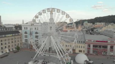 Ukrayna, Kyiv 'de dönme dolap. Hava görünümü