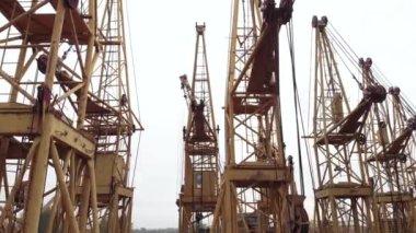 Ukrayna 'nın başkenti Kyiv' de bir sürü vinç var. Hava görünümü