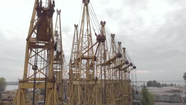 Skládka věžních jeřábů v Kyjevě, Ukrajina. Letecký pohled — Stock video