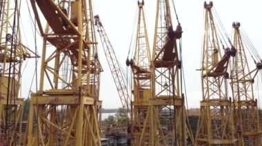 Ukrayna 'nın başkenti Kyiv' de bir sürü vinç var. Hava görünümü