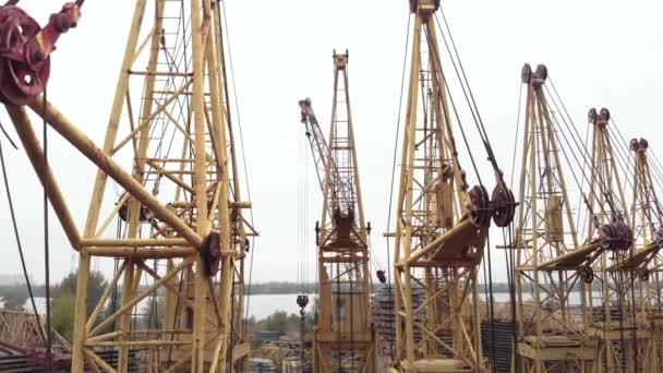 Vertedero de grúas torre en Kiev, Ucrania. Vista aérea — Vídeos de Stock