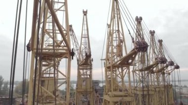 Ukrayna 'nın başkenti Kyiv' de bir sürü vinç var. Hava görünümü