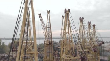 Ukrayna 'nın başkenti Kyiv' de bir sürü vinç var. Hava görünümü