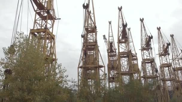 Składowisko suwnic wieżowych w Kijowie, Ukraina. Widok z lotu ptaka — Wideo stockowe