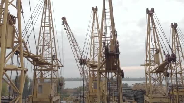 Aterro de guindastes torre em Kiev, Ucrânia. Vista aérea — Vídeo de Stock