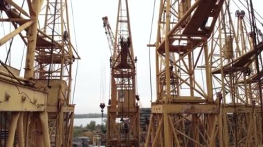 Ukrayna 'nın başkenti Kyiv' de bir sürü vinç var. Hava görünümü