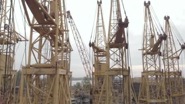 Свалка башенных кранов в Киеве, Украина. Вид с воздуха — стоковое видео